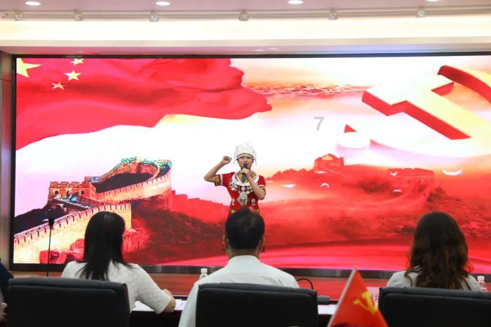 逃出昏暗的房子