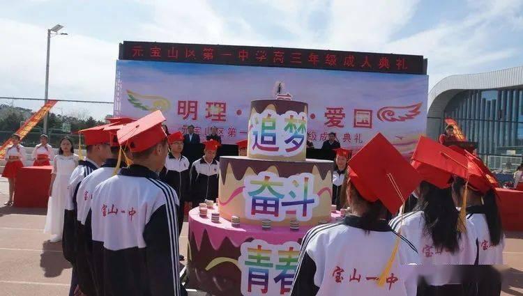 尔滨小哥哥给本地人送冰雕，手心手背都是肉